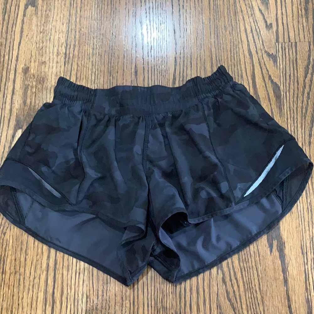 Lululemon Hotty Hot Low Rise Lined Short 2.5" Size 6